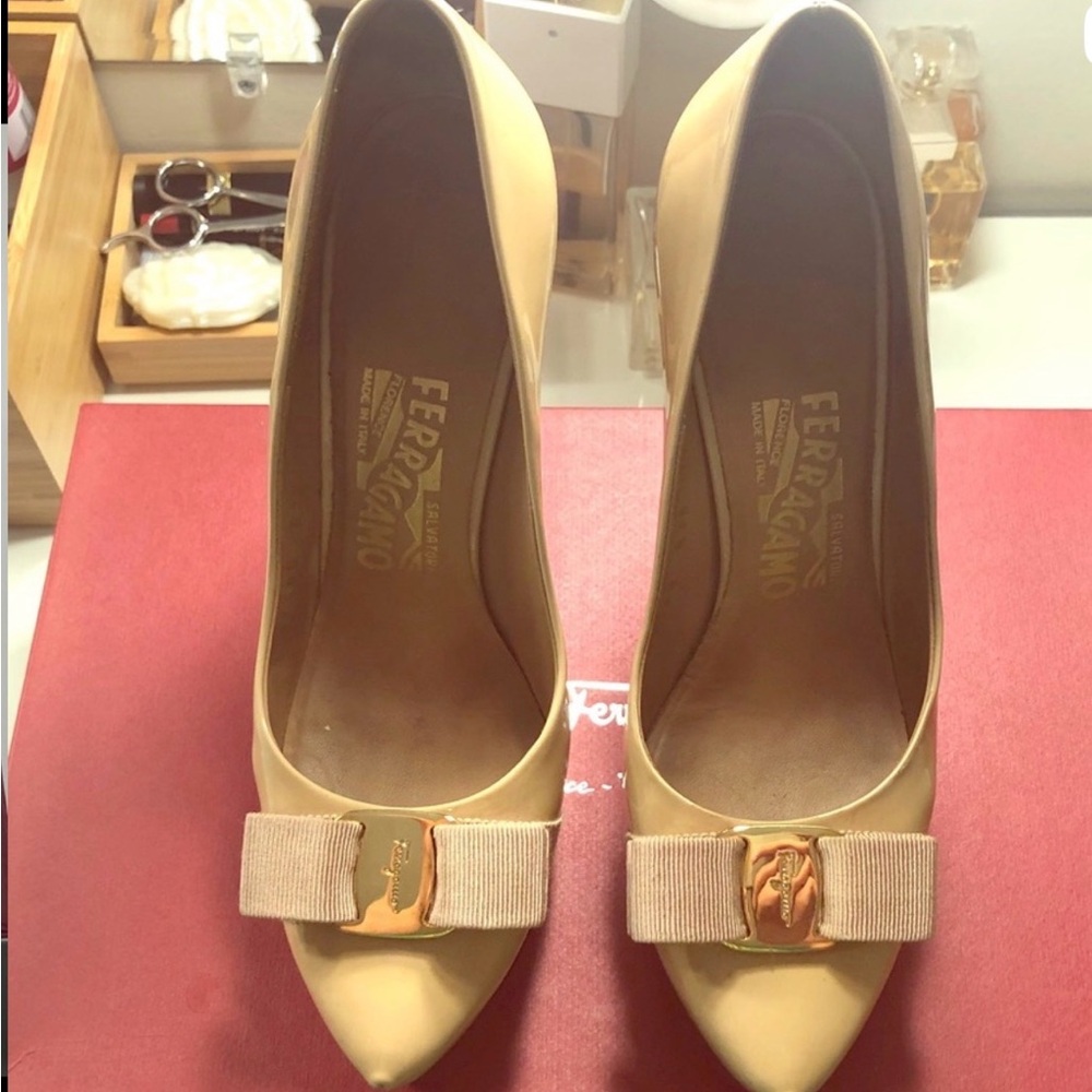 Salvatore Ferragamo Nude Bow-Accent Pointed-Toe Pumps